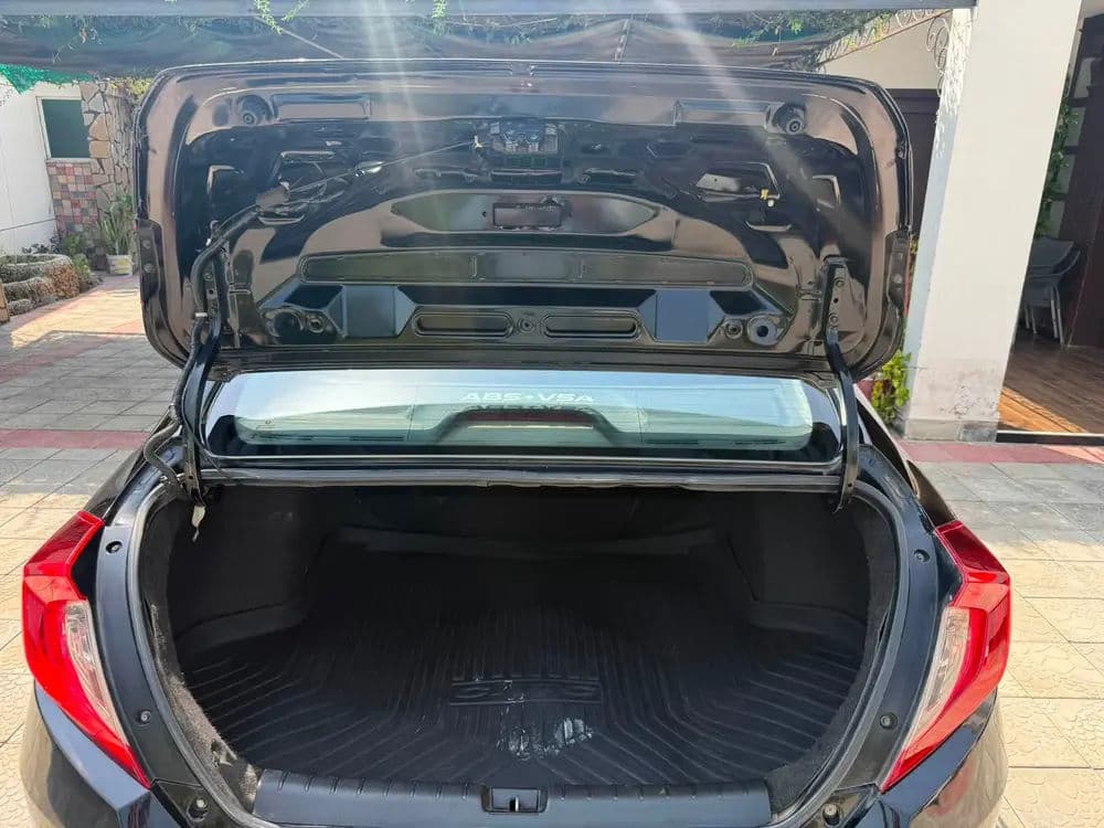 Honda Civic 2016 model available for sale — image 5