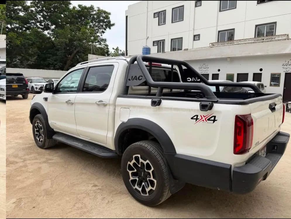 2025 JAC T9 Hunter White | 18,100 KM | Like New — image 4