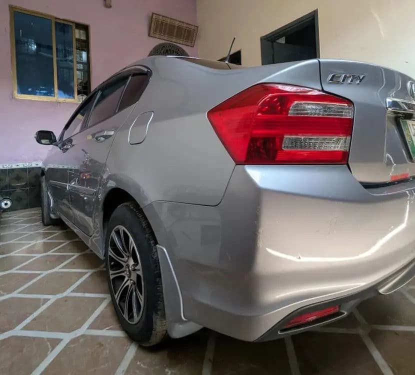 Honda City 2018 Manual Total Genuine for Sale — image 3