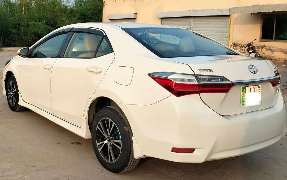 Toyota Corolla GLi Manual 2018 for Sale in Sargodha — image 3