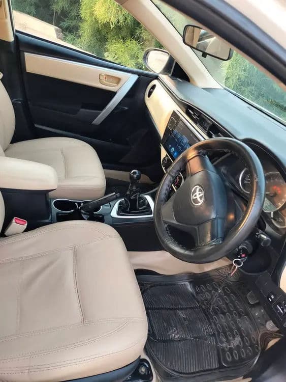 Toyota Corolla GLi Manual 2018 for Sale in Sargodha — image 9